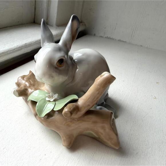Lladro 4773 Rabbit Eating